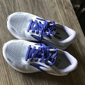LIKE NEW Brooks Adrenaline gt22